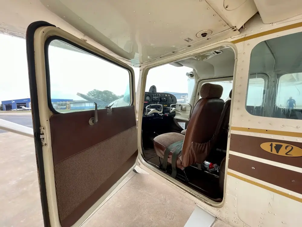 7037/cessna-172-skyhawk-1962-flightmarket-id-7037-57374.webp