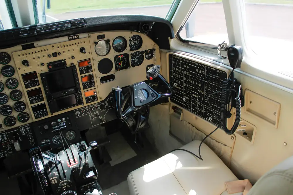 7683/beechcraft-king-air-c90b-2001-flightmarket-id-7683-15174.webp