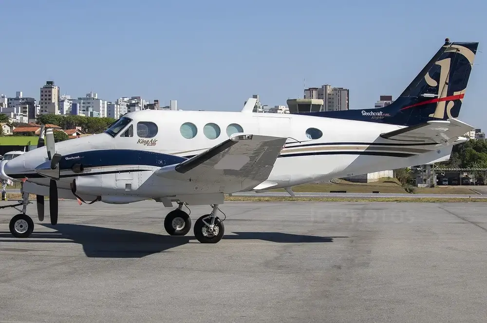 6977/beechcraft-king-air-c90-1975-flightmarket-id-6977-07290.webp