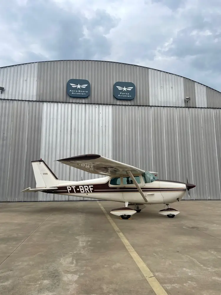 7037/cessna-172-skyhawk-1962-flightmarket-id-7037-57370.webp