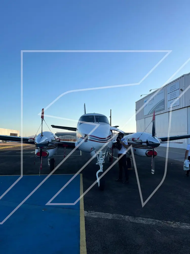 7135/beechcraft-king-air-c90a-1991-flightmarket-id-7135-42483.webp