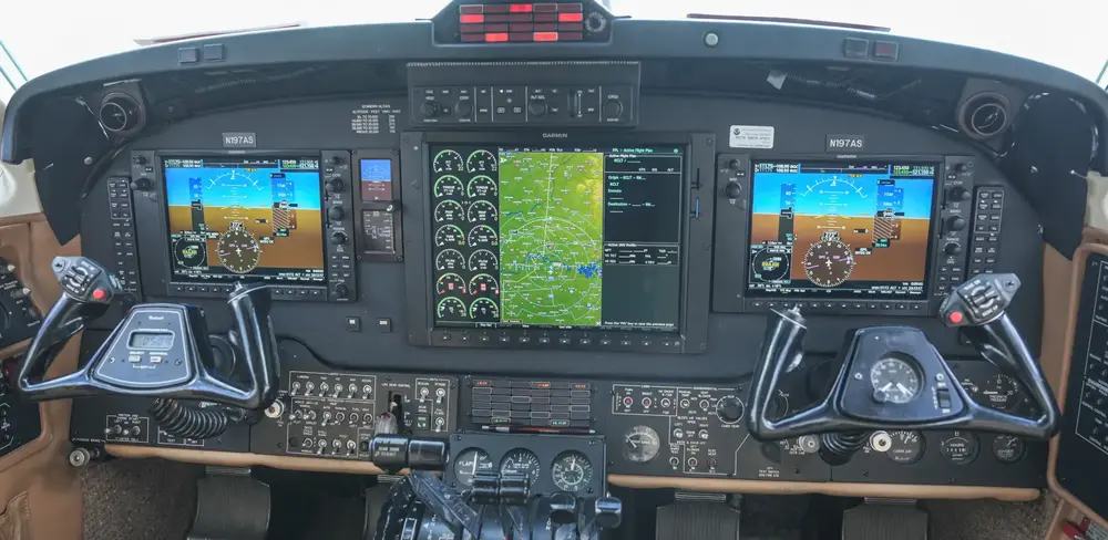 7842/beechcraft-king-air-b200-1997-flightmarket-id-7842-05022.webp