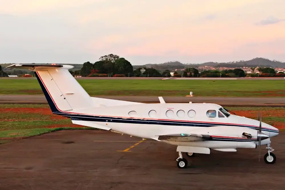 7943/beechcraft-king-air-f90-1981-flightmarket-id-7943-21574.webp