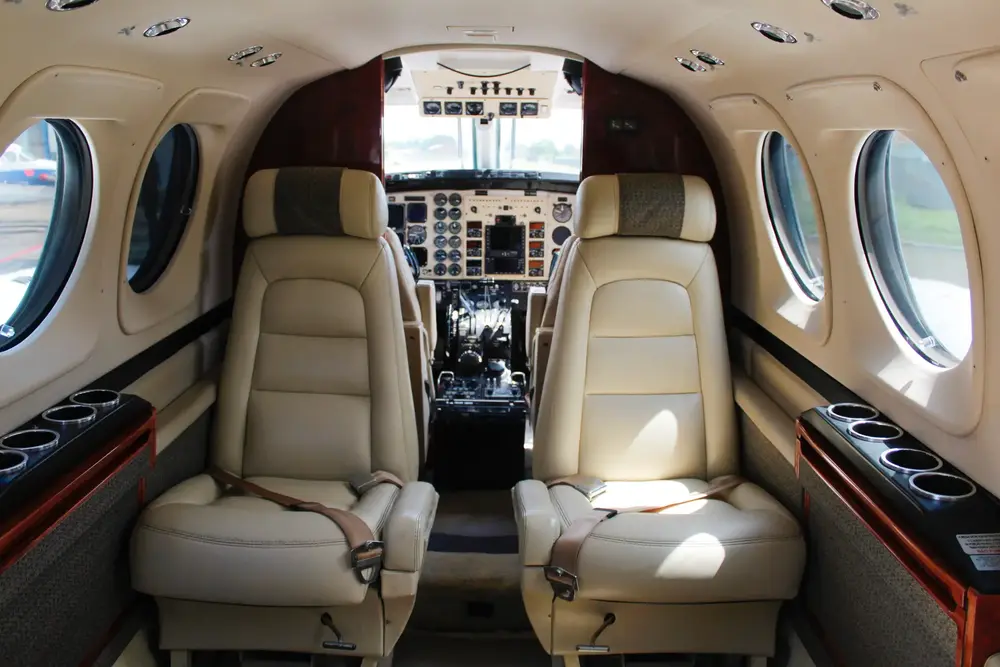 7683/beechcraft-king-air-c90b-2001-flightmarket-id-7683-15172.webp