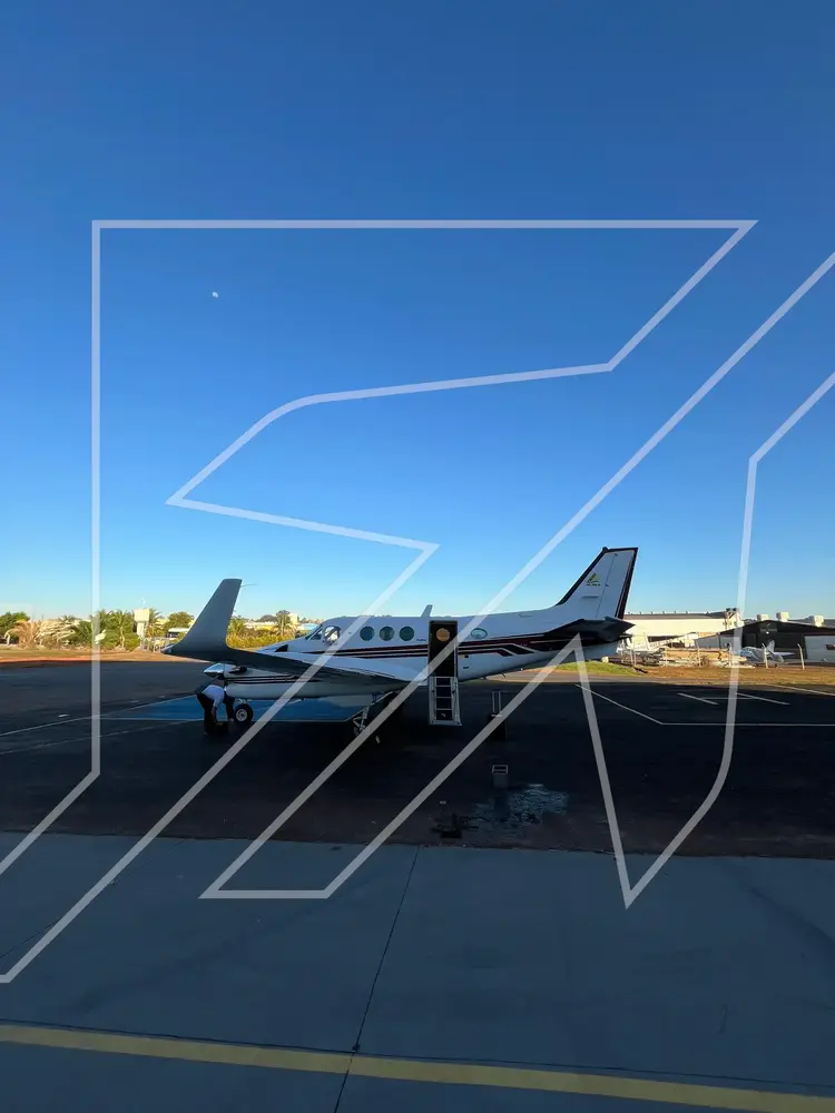 7135/beechcraft-king-air-c90a-1991-flightmarket-id-7135-42477.webp