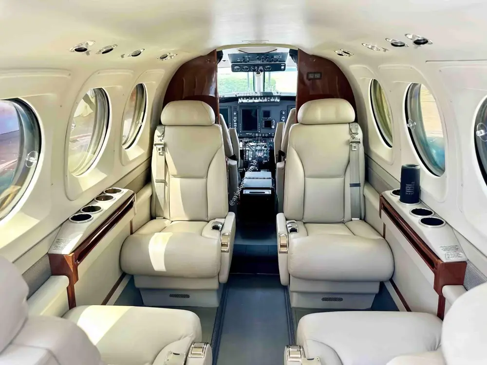 7716/beechcraft-king-air-c90gtx-2012-flightmarket-id-7716-00297.webp