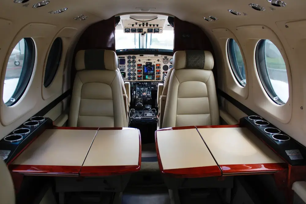 7683/beechcraft-king-air-c90b-2001-flightmarket-id-7683-15166.webp
