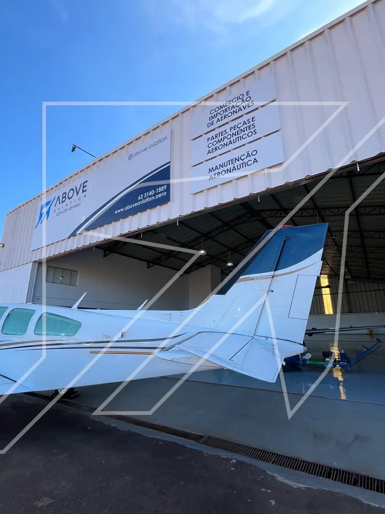7125/beechcraft-baron-e55-1975-flightmarket-id-7125-10385.webp