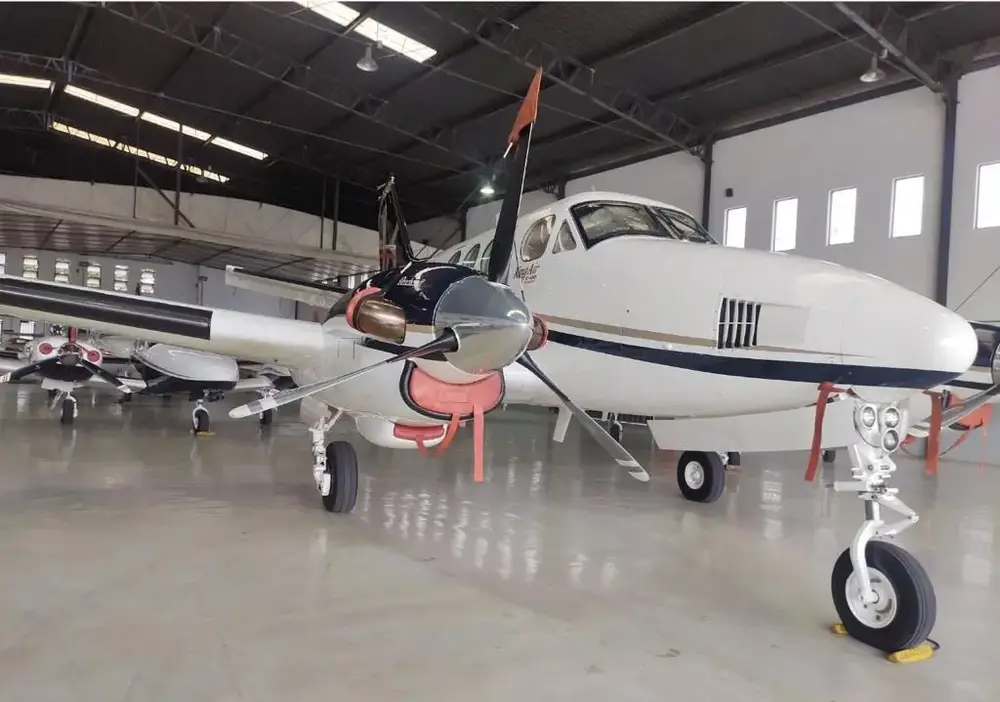 6977/beechcraft-king-air-c90-1975-flightmarket-id-6977-07291.webp
