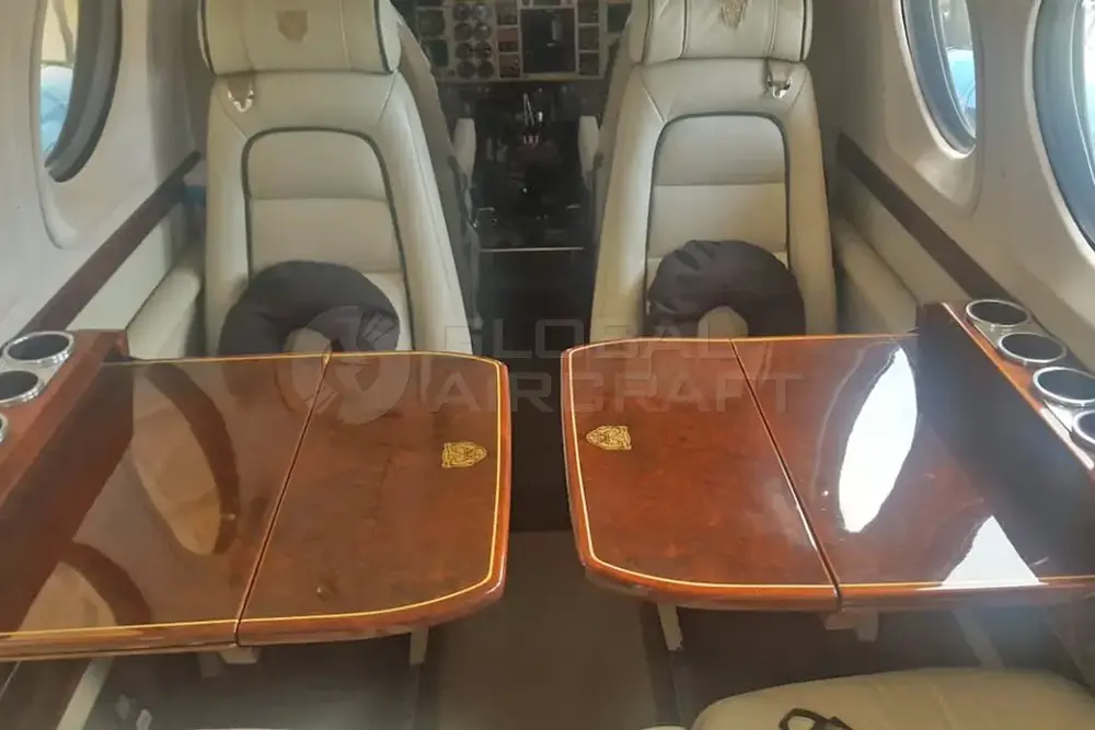 7089/beechcraft-king-air-c90b-2000-flightmarket-id-7089-23133.webp