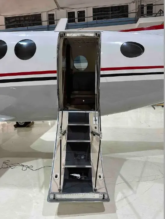 7298/beechcraft-king-air-350-2008-flightmarket-id-7298-39234.webp