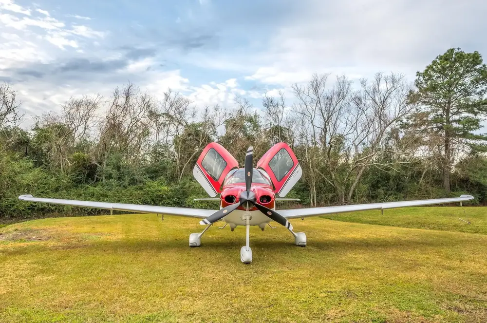 7594/cirrus-sr22-g6-2023-flightmarket-id-7594-06093.webp