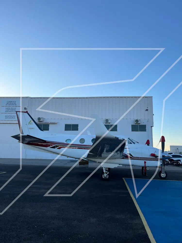 7135/beechcraft-king-air-c90a-1991-flightmarket-id-7135-42491.webp