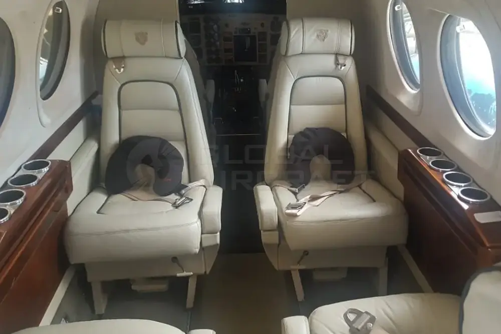7089/beechcraft-king-air-c90b-2000-flightmarket-id-7089-23132.webp
