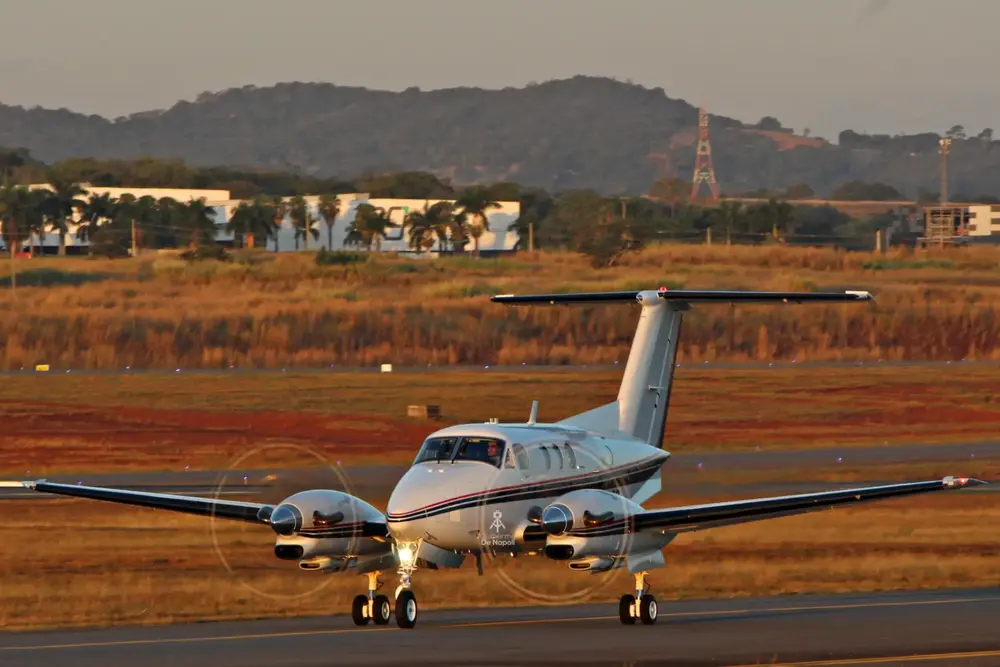 7943/beechcraft-king-air-f90-1981-flightmarket-id-7943-21580.webp