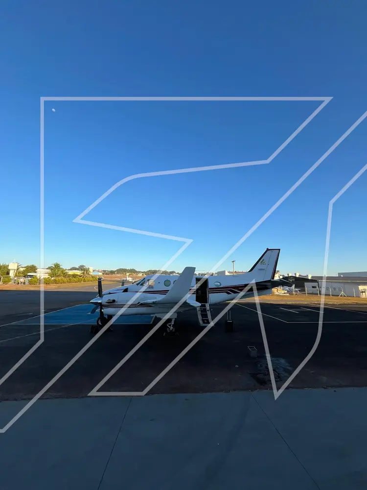 7135/beechcraft-king-air-c90a-1991-flightmarket-id-7135-42475.webp