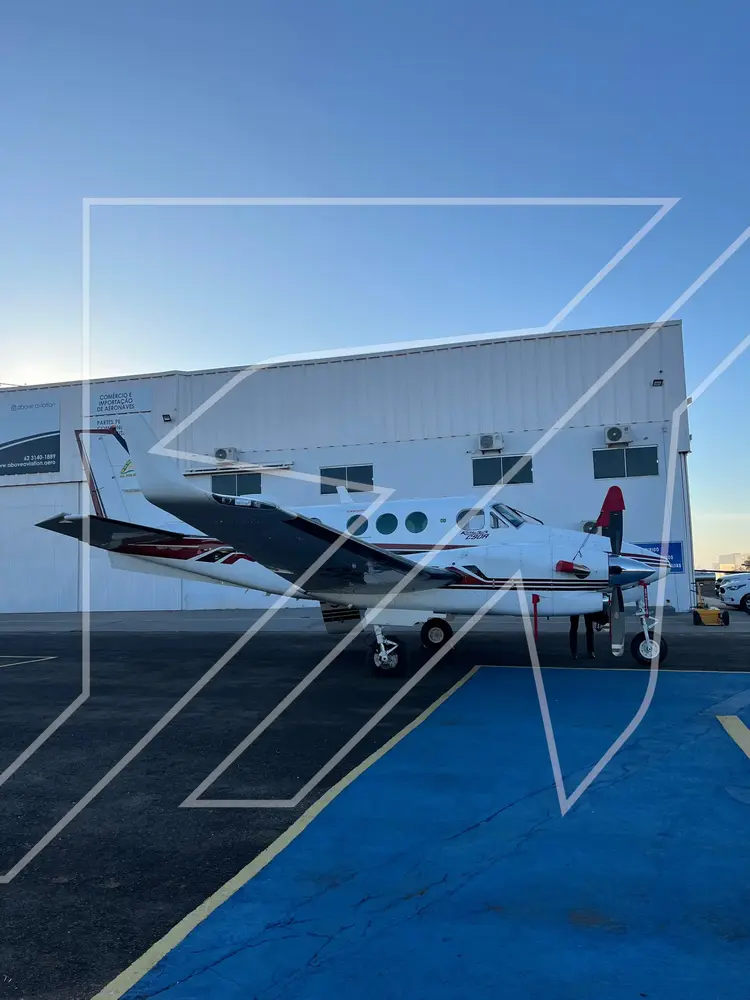 7135/beechcraft-king-air-c90a-1991-flightmarket-id-7135-42482.webp