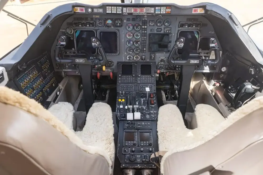 7894/beechcraft-beechjet-400a-1991-flightmarket-id-7894-41071.webp