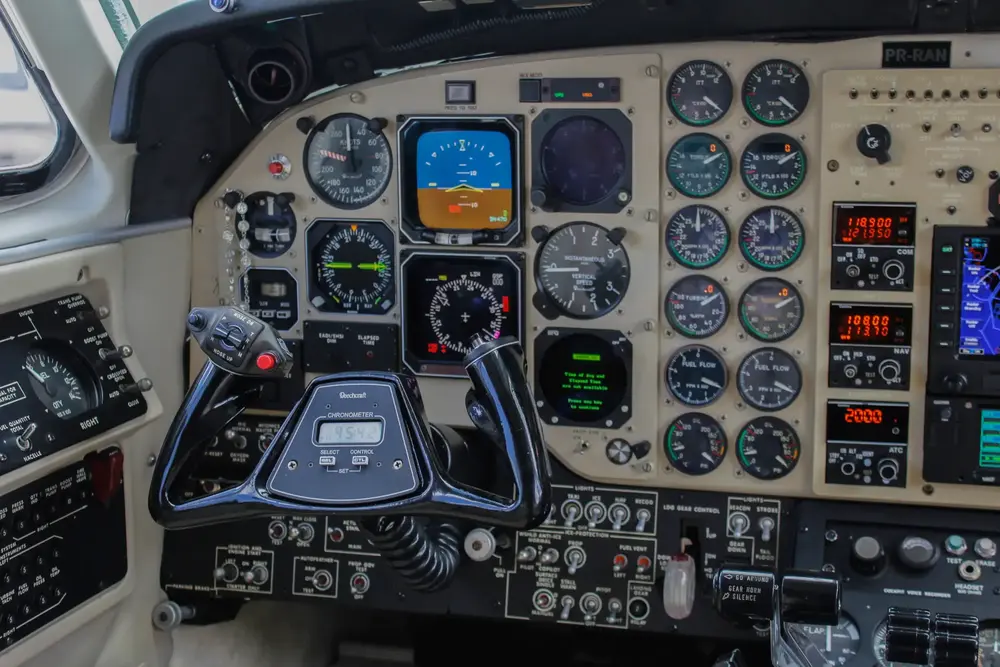 7683/beechcraft-king-air-c90b-2001-flightmarket-id-7683-15173.webp