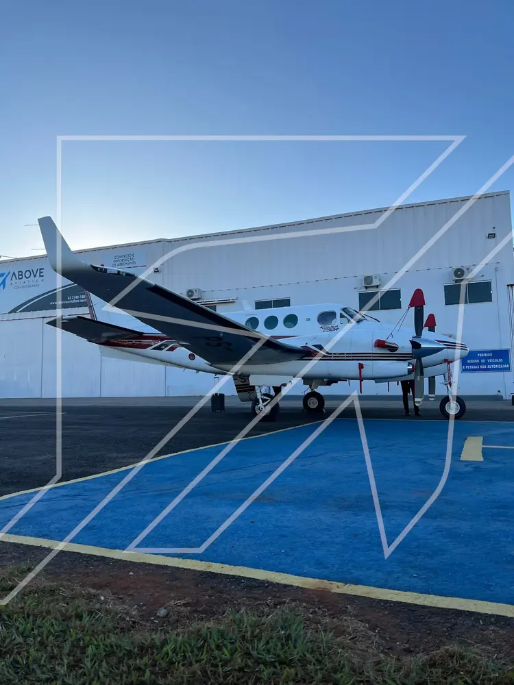 7135/beechcraft-king-air-c90a-1991-flightmarket-id-7135-42486.webp