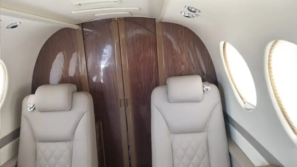 7943/beechcraft-king-air-f90-1981-flightmarket-id-7943-21576.webp