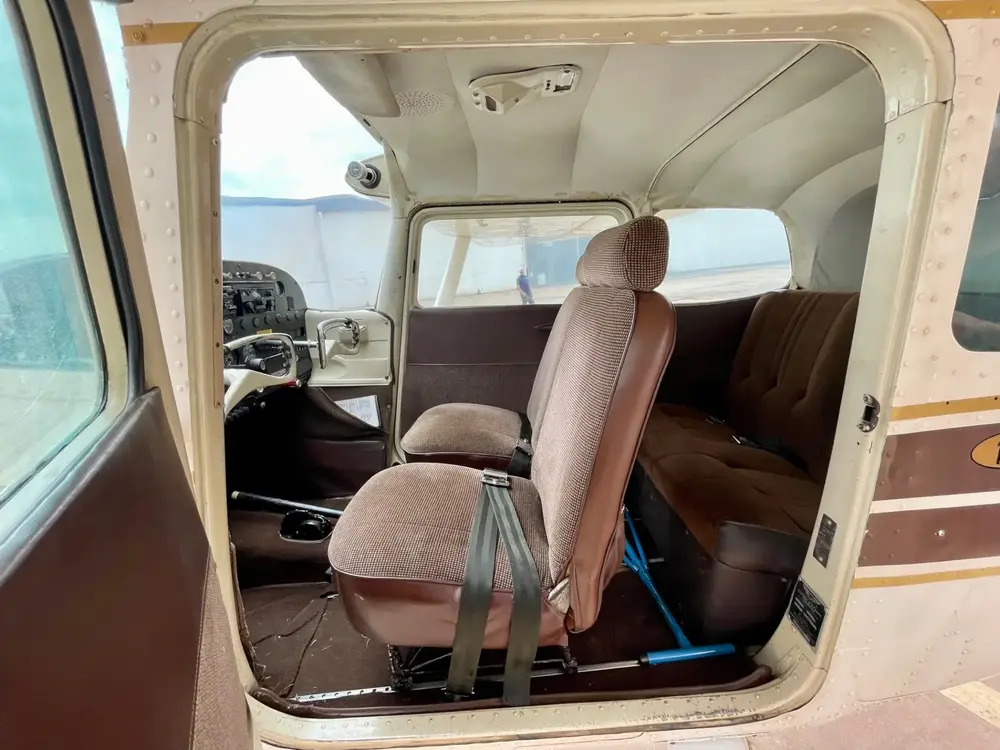 7037/cessna-172-skyhawk-1962-flightmarket-id-7037-57376.webp