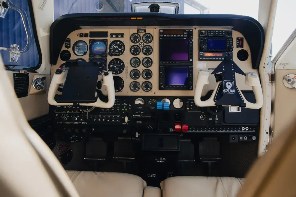 7210/beechcraft-baron-58-2001-flightmarket-id-7210-05487.webp