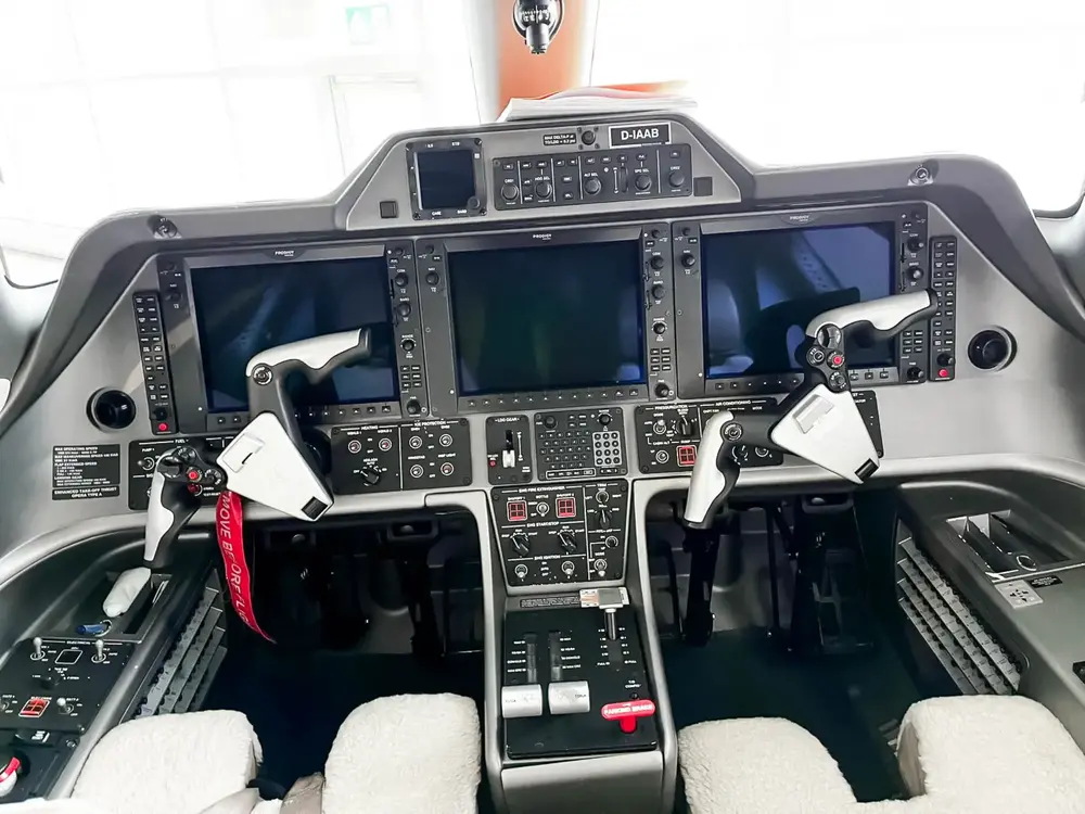 7658/embraer-phenom-100-2010-flightmarket-id-7658-30393.webp