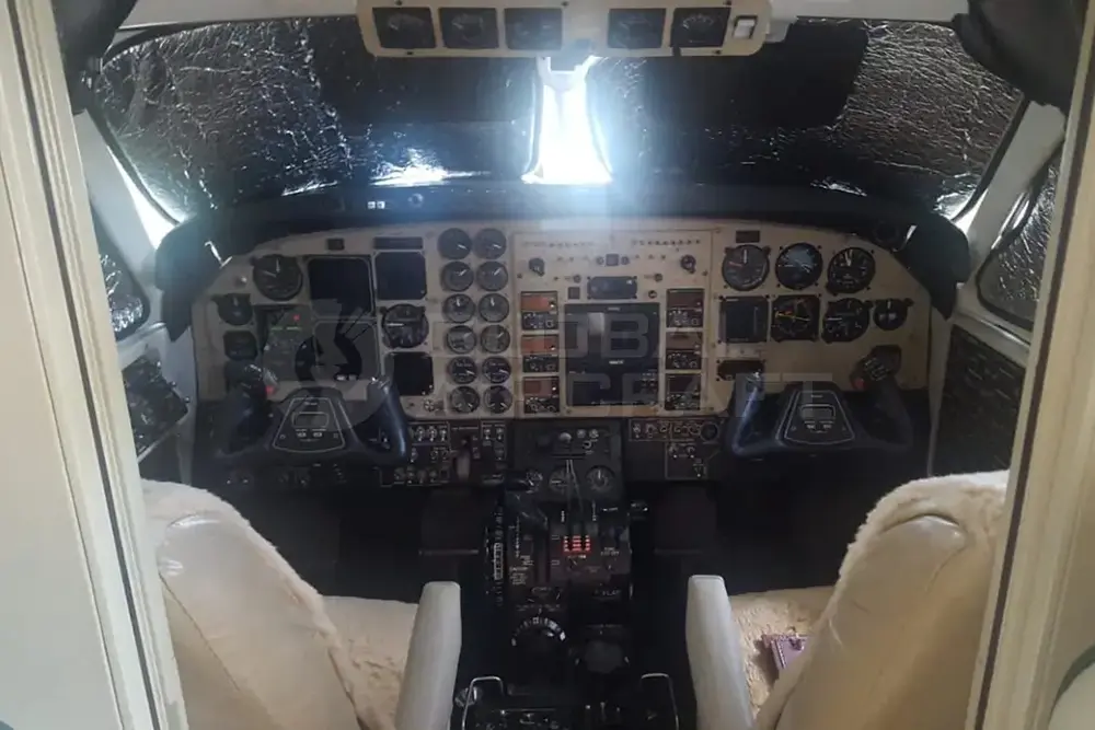 7089/beechcraft-king-air-c90b-2000-flightmarket-id-7089-23131.webp