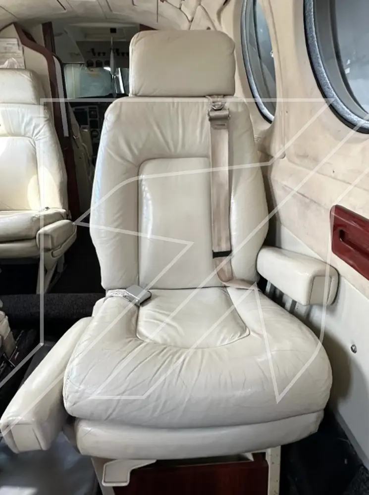 7132/beechcraft-king-air-b200-1985-flightmarket-id-7132-32307.webp