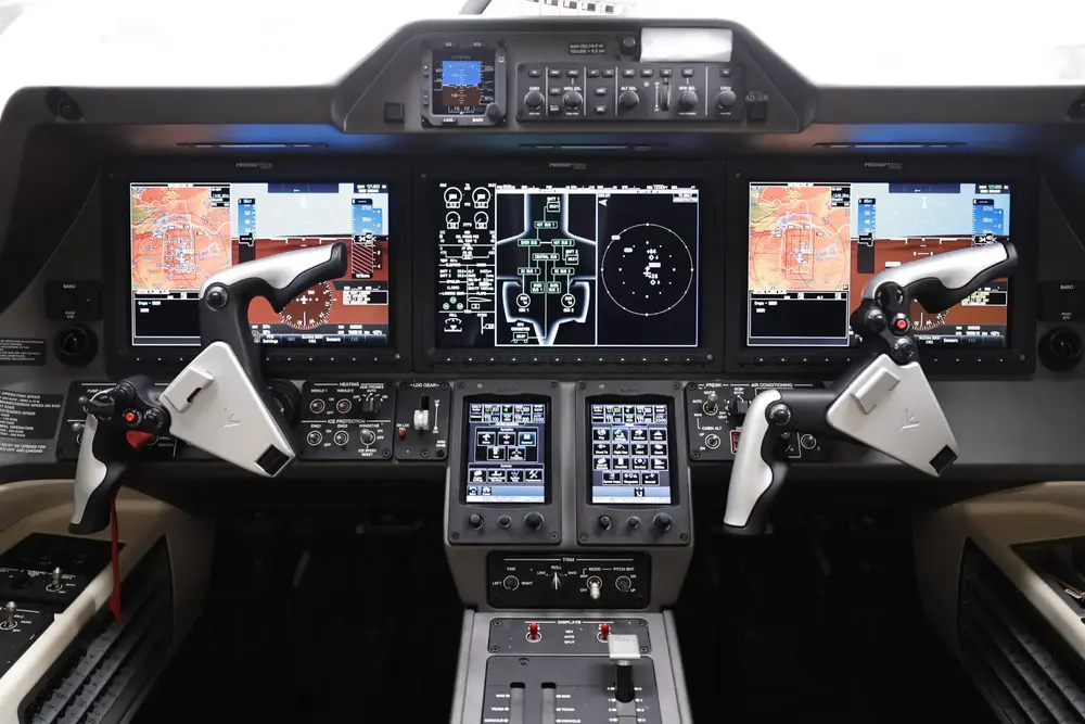 7311/embraer-phenom-300-2018-flightmarket-id-7311-49300.webp