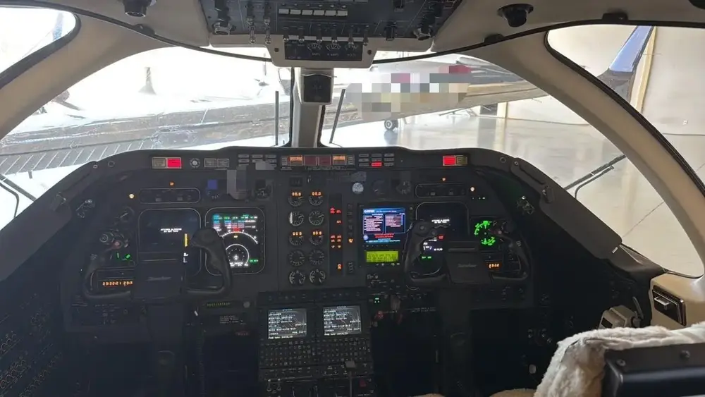 7877/hawker-400xp-2006-flightmarket-id-7877-06453.webp