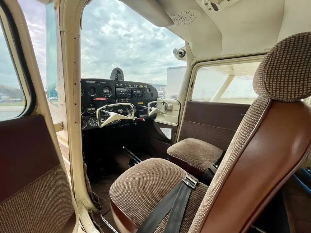 7037/cessna-172-skyhawk-1962-flightmarket-id-7037-57373.webp