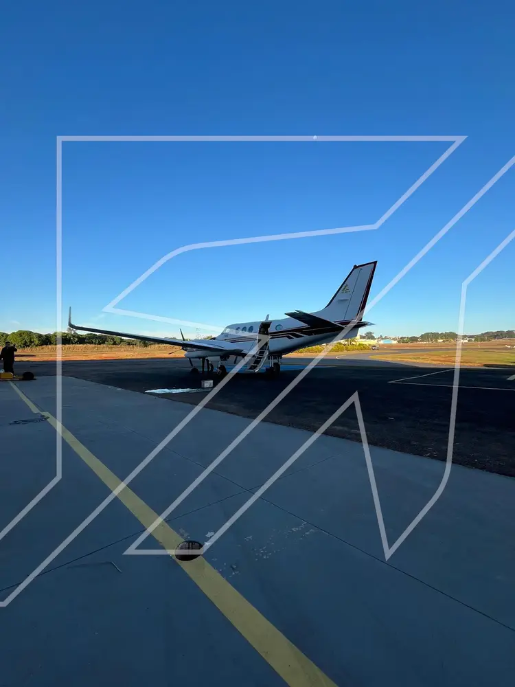 7135/beechcraft-king-air-c90a-1991-flightmarket-id-7135-42484.webp