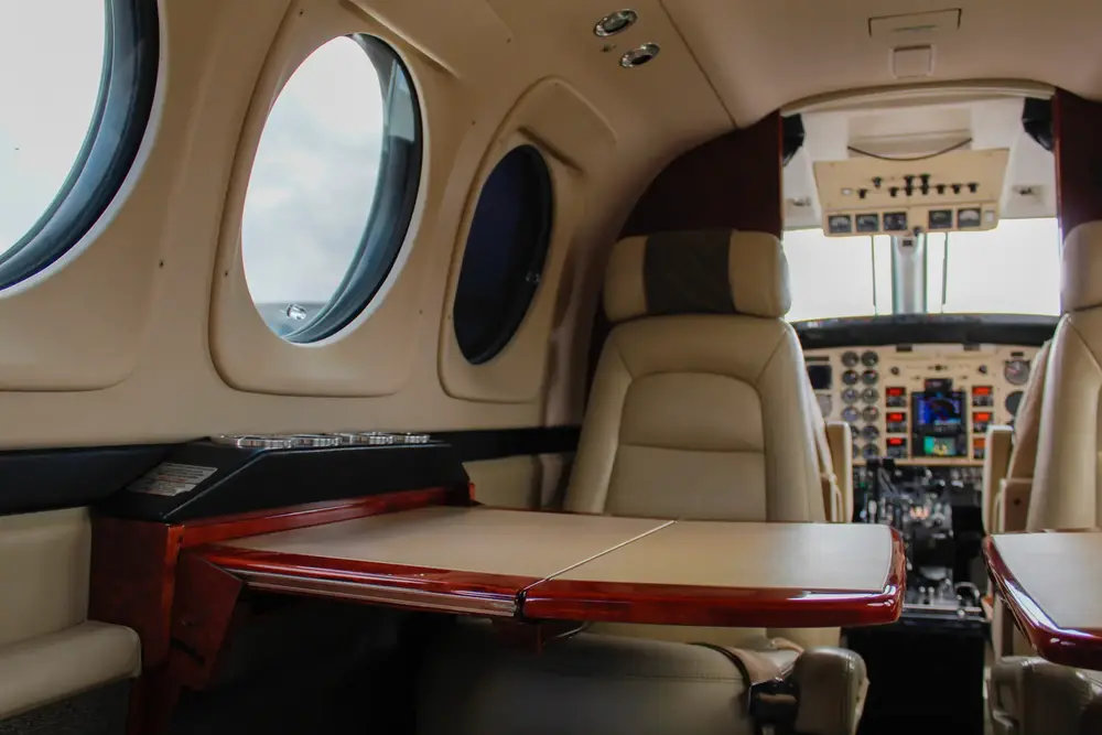 7683/beechcraft-king-air-c90b-2001-flightmarket-id-7683-15165.webp
