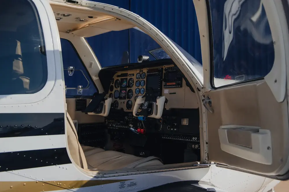 7210/beechcraft-baron-58-2001-flightmarket-id-7210-05524.webp