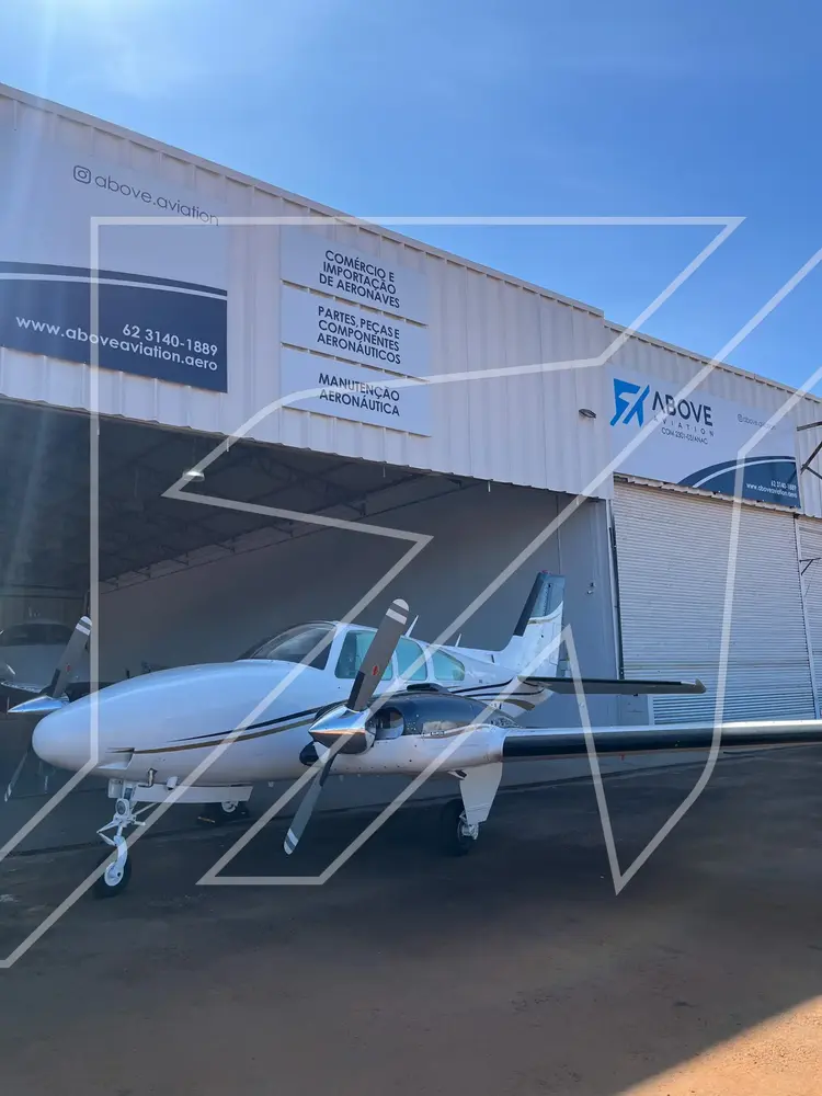 7125/beechcraft-baron-e55-1975-flightmarket-id-7125-10380.webp