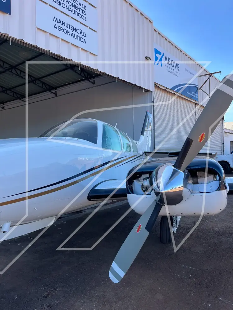 7125/beechcraft-baron-e55-1975-flightmarket-id-7125-10382.webp
